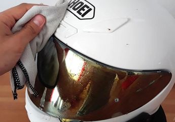 Cara Bersihkan Kaca Helm Anti Baret, Lap Kain Ini Kunciannya