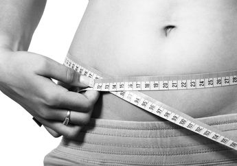 Bukan Olahraga Berat Apalagi Diet Ketat! Lemak Perut Langsung Lenyap Cuma Modal Buah Murah Meriah Ini