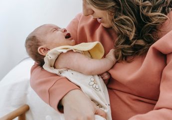 Saat Bayi Mengalami Infeksi Tenggorokan, Lakukan 3 Hal Ini di Rumah