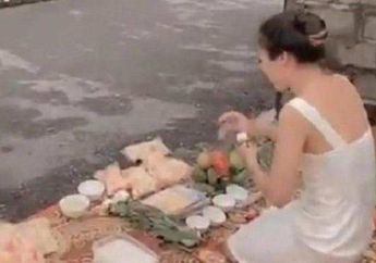 Bak Buah Simalakama, Tagih Utang dengan Cara Tak Biasa, Aksi Wanita Ini Viral hingga Bakar Dupa Depan Rumah si Penghutang