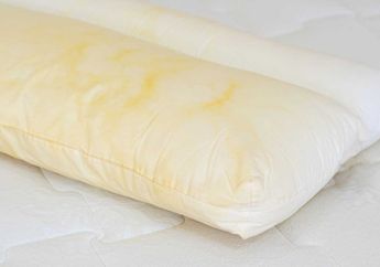 Bunda di Rumah Bisa Melotot Kalau Tahu, Noda Kuning pada Bantal Bisa Bersih Kinclong Seperti Baru Cuma Digosok 1 Bahan ini, Enggak Nyangka!