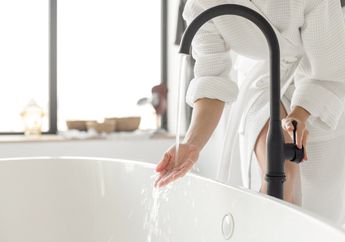Tuang Sabun Cuci Piring ke Bath Tub Lalu Bilas dengan Benar, Begini Cara Bersihkan Bak Mandi dengan Mudah!