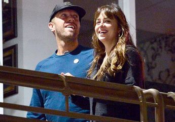 Chris Martin Coldplay Nyanyi Lagu My Universe Buat Dakota Johnson di Konser!