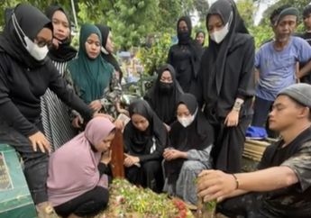 Tangis Pecah! Soimah Unggah Foto Duka, Umi Elvy Sukaesih Kirim Doa: Semoga Kuburnya Dijadikan Raudah Min Riyadil Jannah