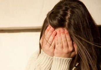 Miris! Gadis Cantik Ini Dikeroyok dan Ditelanjangi oleh Wanita yang Lebih Tua hingga Dipaksa Masuk ke Kandang Anjing