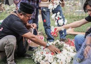 Al Fatihah, Rano Karno Terisak di Sisi Makam, Ucapan Bintang Sinetron Si Doel ke Lawan Main Mandra Jadi Kenyataan, Foto Almarhum Terpatri di Hati