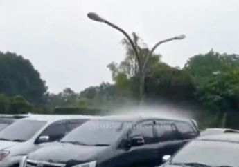 Bikin Netizen Melongo! Viral Video Hujan Deras yang Hanya di Atas Satu Mobil Saja, Netizen Bercanda: Mobil Sedang Menangis