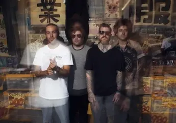 Tonton Fall Out Boy Cover 'Under Pressure' Queen: Part Freddie Mercury & David Bowie Dibabat Abis Sama Patrick Stump