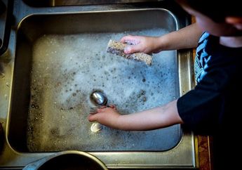 Mulai Sekarang Stop Gunakan Sabun Cuci Piring untuk Membersihkan 4 Hal Ini, Lebih Baik Gunakan Baking Soda untuk Hempaskan Noda!