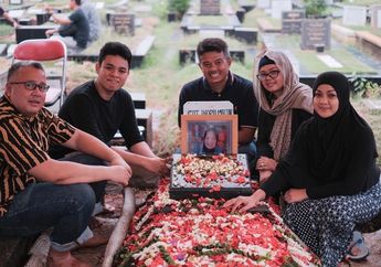 Innalillahi, Foto Nirina Zubir Bersimpuh di Sisi Makam Dibanjiri Doa, Istri Ernest Cokelat Kini Masuk Kantor Polisi Gegara Kasus Ini