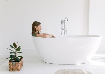 Jangan Lagi Ragu-Ragu! Iseng Tuangkan Garam ke Bak Mandi Lalu Berendam Sekitar 30 Menit, Ternyata Khasiat Luar Biasa Langsung Terjadi Pada Tubuh