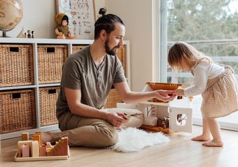 Ayah Bisa Berperan Sama dalam Masa Tumbuh Kembang Si Kecil, Lakukan 5 Permainan Indoor Ini dengan Si Kecil