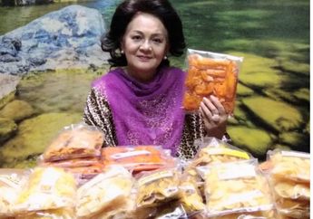 Sekarang Aktris Kondang Ini Terima Nasib Jadi Penjual Kripik Untuk Sambung Hidup, Ratu Antagonis Indonesia Ini Nyaris Meninggal di Tahun 2015! Berikut Kisahnya