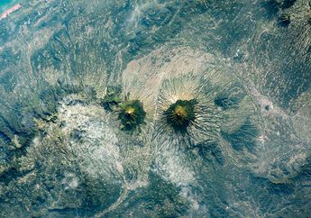 Astronaut NASA di Luar Angkasa Memotret Gunung Kembar Indonesia