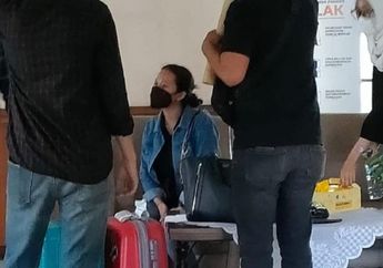 Geger, Tak Hanya Koleksi Ribuan Konten Porno di Ponselnya, Siskaeee Juga Miliki Kostum hingga Cambuk Jadi Alat Bantu untuk Video Syurnya