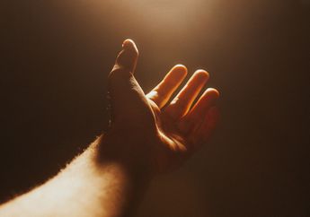 Arti Kedutan di Tangan Kiri Menurut Primbon Jawa, Konon yang Mengalaminya Bakal Ketiban Rejeki Melimpah
