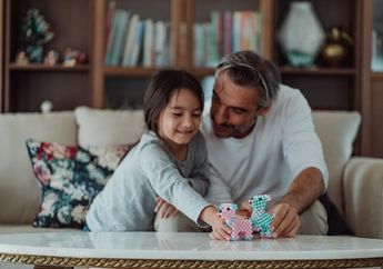 Dads Wajib Ikut Berperan Sama Mengasuh Si Kecil, Berikut Sederet Permainan yang Bisa Dilakukan