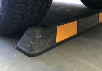 Bisa Bikin Ban Mobil Benjol, Jangan Lakukan Hal Ini Saat Parkir
