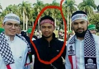 Beredar Foto Penendang Sesajen Semeru Bersama Irwansyah dan Teuku Wisnu