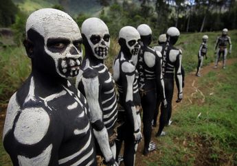 'Terlahir' dari Pria Gaib yang Menjadi Ayah Usai Mengusir Suami Orang Lain, Inilah Suku Chimbu, Suku Asli Papua yang Hancurkan Mental Musuh Lewat Tarian Kematian Ini