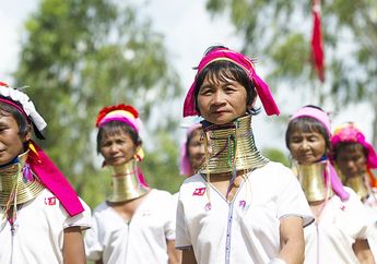 &lsquo;Leher Panjang&rsquo; Unik Wanita Suku Kayan, Ini Sejarahnya  Mereka Hidup di Thailand, Mulai  Larikan Diri dari Perselisihan di Negaranya,  Hingga Tradisi Gunakan Lilitan di Leher untuk Daya Tarik