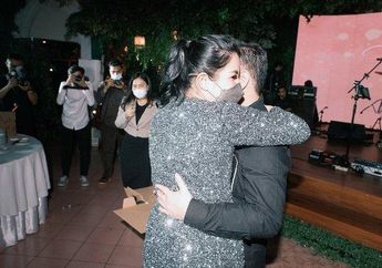 Cepat Move On dari Askara Harsono, Nindy Ayunda Tak Malu Peluk Pacar Baru di Pesta Ulang Tahun, Warganet: Bahagia Bersama Kesayangan