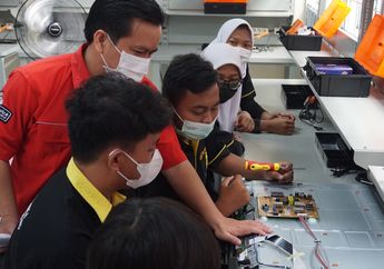 Tekan Pengangguran, Sharp Class Siapkan Lulusan SMK jadi Teknisi Profesional, Ini yang Diajarkan!