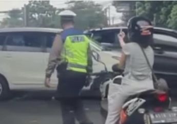 Foto Pemotor Wanita Pamer Jari Tengah ke Polisi Terlanjur Viral, Pemicunya Cuma Masalah Sepele Ini