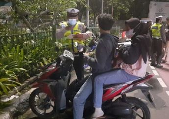 Cewek Enggan Pakai Helm Saat Dibonceng, Pacarmu Bisa Auto Bangkrut Loh