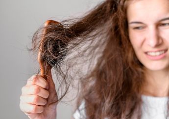 5 Cara Mengurai Rambut Kusut yang Benar, Jangan Ditarik Paksa