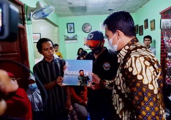 Foto Sahrul Gunawan Datangi Orangtua Serda Rizal Disambut Haru, Ini Alasan Jenderal Dudung Tak Bisa Kejar KKB Papua