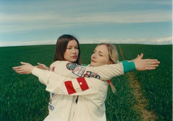 Wet Leg Tampilkan Indahnya Kampung Halaman Isle of Wight di Video Klip Single Terbaru 'Oh No'