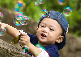 4 Penyebab Anak Tidak Suka Mandi yang Perlu Moms Ketahui, dari Asyik Bermain hingga Punya Masalah Sensorik