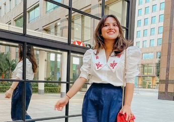 6 Gaya Stylish dengan Outfit Biru ala Marsha Aruan. Wajib Coba!