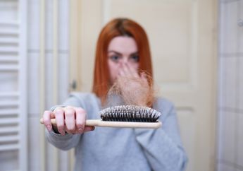 Jangan Salahin Sampo, Ternyata Kebiasaan Ini yang Menyebabkan Rambut Sering Rontok Meski Sering Perawatan di Salon Mahal