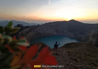 Merekam Kemegahan Matahari Terbit dari Balik Danau Kelimutu