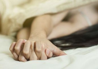 Buka Pintu Rumah, Wanita Ini Syok dan Marah Besar Saat Melihat Suaminya Sedang Asyik Memadu Kasih dengan Mahasiswi Cantik: Saya Masih Istrinya yang Sah!