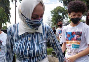 Tangis Angelina Sondakh Pecah Usai 10 Tahun 'Telantarkan' Keanu, Istri Almarhum Adjie Massaid Merasa Bersalah Tak Dampingi Tumbuh Kembang Sang Anak!