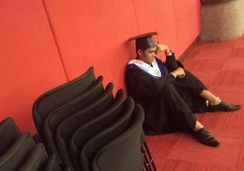 Ngejogrok di Ujung Lorong, Mahasiswa Berprestasi Ini Pilu Jalani Wisuda Tanpa Orang Tua, Terkuak Kisah Dibaliknya yang Menyayat Hati