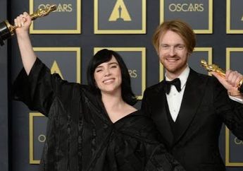 Lagu Tema 007 Menang Oscar 2022, Billie Eilish dan Finneas O'Connell Persembahkan Piala Academy untuk Ortu Mereka