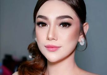 Janda Anak Empat Pose Nungging di Tangga Pakai Dress Ketat, Celine Evangelista Mendadak Bikin Netizen Heran: Yang Begini Kok Ditinggalin?