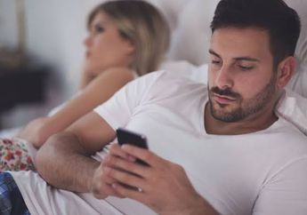Suami Kepergok Nonton Video Porno? Ini yang Perlu Kamu Lakukan Biar Suasana Enggak Canggung!