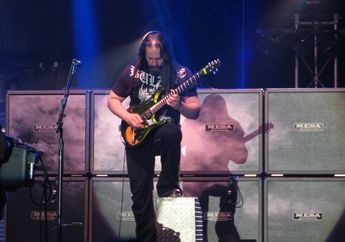 Menurut Lo, John Petrucci Lebih Pantes Jadi Gitaris Atau Penulis Lirik?