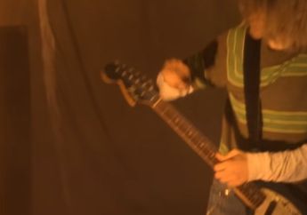 Lo Mau Gitar Kurt Cobain Video Klip 'Smells Like Teen Spirit'? Begini Cara Dapetinnya!