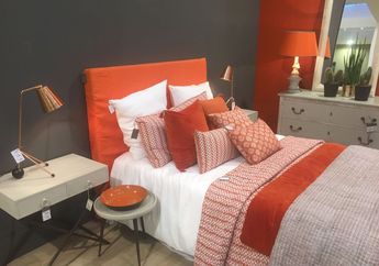 7 Ide Menyimpan Bantal Hias di Kamar Tidur, Bikin Kamar Makin Estetik!