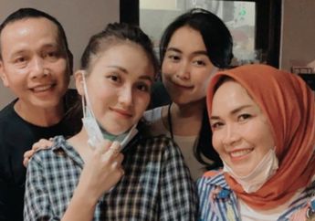 Ngebet Ingin Setara dengan Sultan Andara? Ibunda Ayu Ting Ting Ternyata Kerap Diam-diam Mencari Tahu Harga Barang-barang Nagita Slavina Hingga Penasaran Pada Sendal Istri Raffi Ahmad