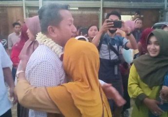 Dikalungi Bunga dan Disambut Bak Pejabat Negara Saat Mudik, Crazy Rich Grobogan Menangis Haru, Joko Suranto: Saya Melihat Kebahagiaan di Mata Warga