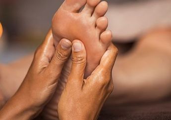 Mulai Malam ini, Coba Pijat Kaki Suami Dibagian ini Sebelum Tidur, Jangan Kaget Kalau Tiap Hari Jadi Susah Bangun Pagi