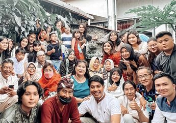 Berbaju Muslim di Foto Lebaran Bareng Keluarga, Agama Ayah Gisel Jadi Sorotan, Putrinya Bicara Begini