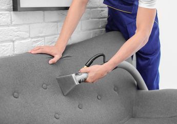 Membersihkan Sofa Kain Tanpa Air dapat Kok Dilakukan Sendiri, Ini Caranya!